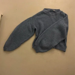 Blå stickad tröja från NA-KD - Mysig blå stickad tröja från NA-KD i storlek XS. Använd en del och är nopprig!!