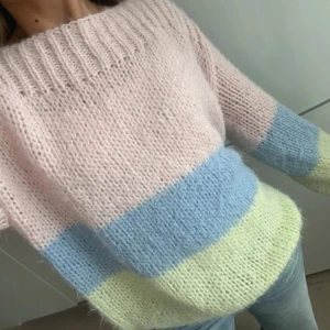 Randig stickad tröja  - Superfin randig stickad tröja med stora ärmar! Mohair liknande! Strl XS!