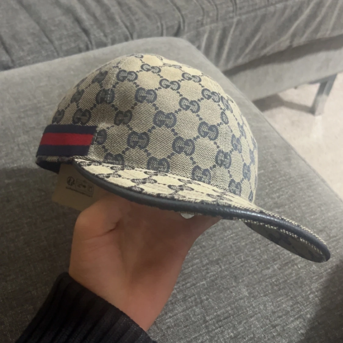 Gucci keps med GG-mönster och rödblå rand - 1