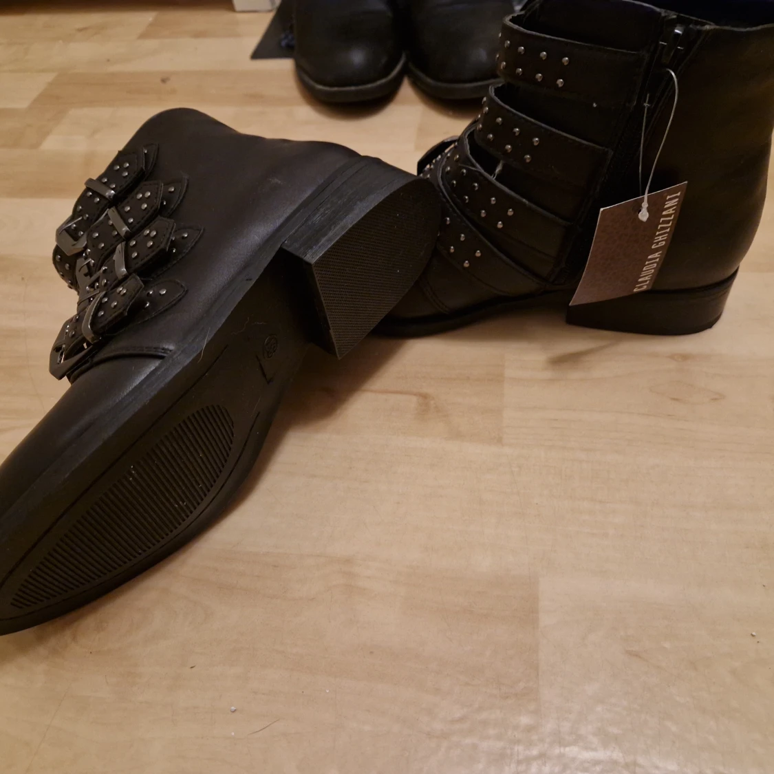 Svarta boots med nitar och spännen - 1