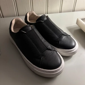 Calvin Klein Skor - Säljer nu dessa calvin klein skor på grund av att dom aldrig kommer till användning. Skorna är i nyskick och har användes max 2 gånger. Går bra att skriva vid frågor eller ifall fler bilder önskas. 💗