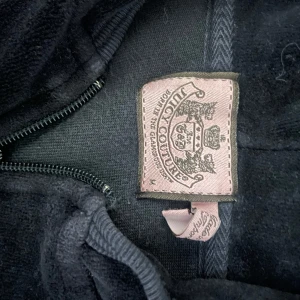 Svart velourhoodie från Juicy Couture - juicy couture tröja gammal modell, äkta. står att det är storlek m men passar som en XS 