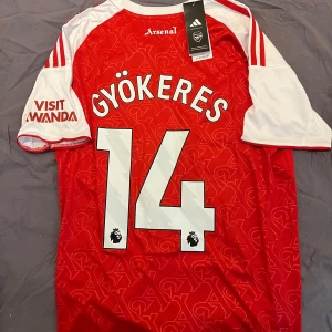 Arsenal Gyökeres 14 Adidas fotbollströja - Riktigt snygg Arsenal fotbollströja med Gyökeres och nummer 14 på ryggen. Har 2 stycken detta är 1/2