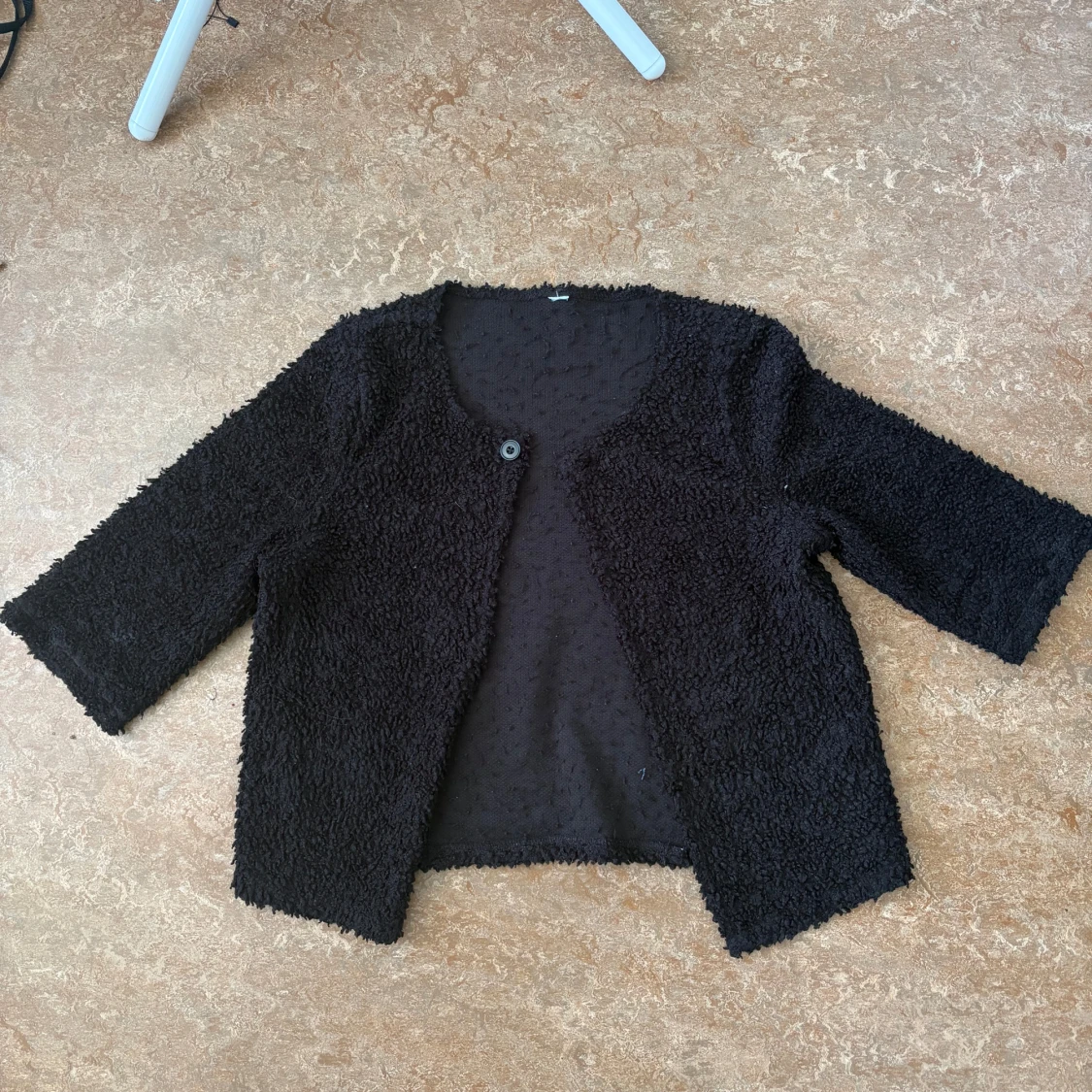 Svart fluffig kofta med knapp