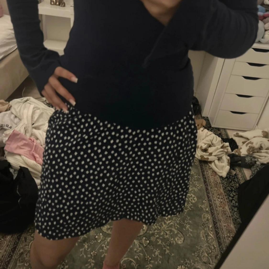 Mörkblå blommig kortkjol