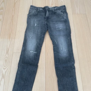 Replay jeans - Replay anbass jeans i snyggt skick. Köpt på care of Carl. Jeansen är i slim fit och är i storlek 32x32. Orginal pris är 1900. (Obs hål på några ställen men går att laga enkelt)