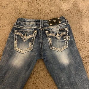 Miss me bootcut jeans - Stl 27 enligt miss me Midjemått: 39cm Innerbenslängd: 77cm jätte fint 