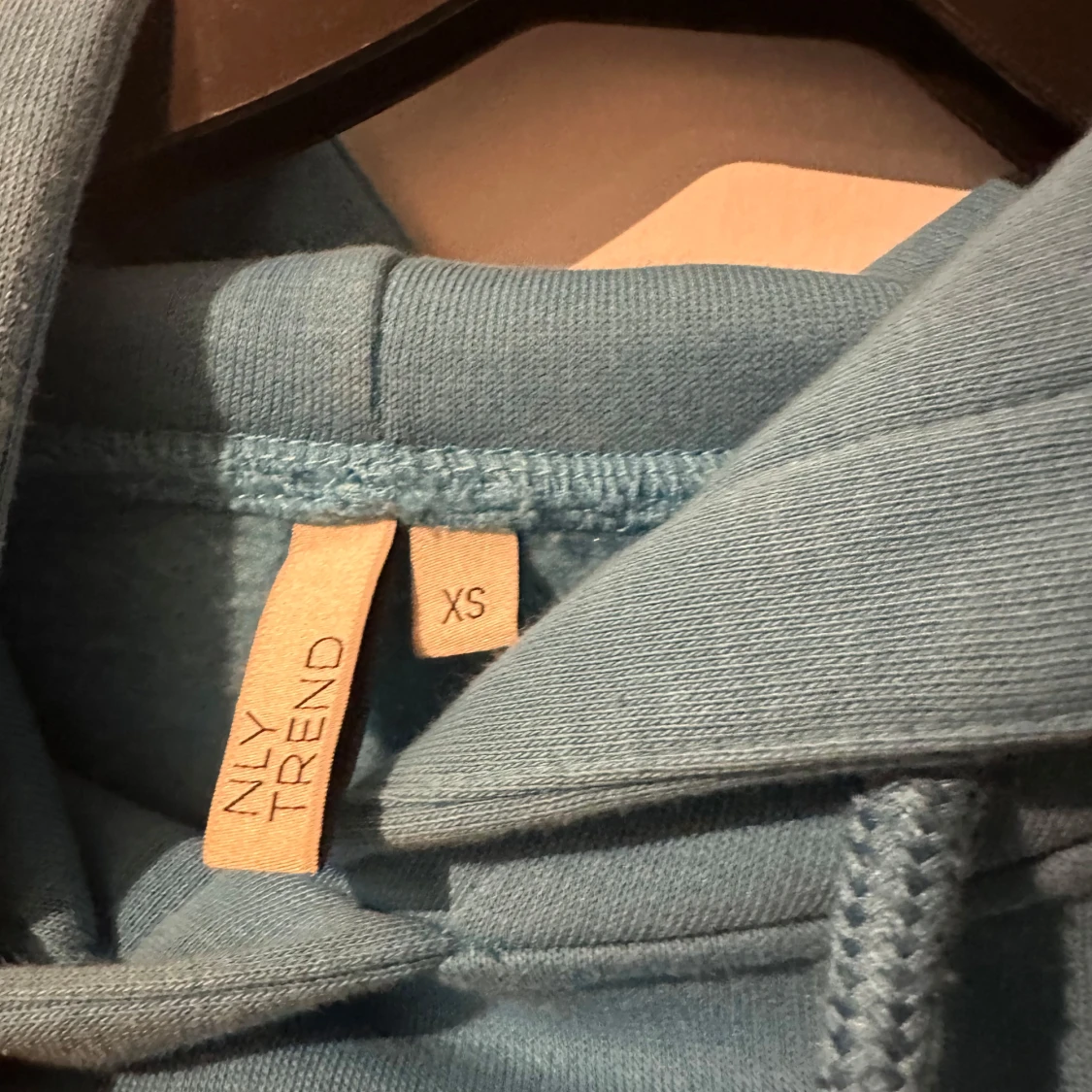 Blå croppad hoodie från NLY Trend - 3