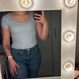 Ljusblå ribbad topp från Lager 157 - (Storlek M/L men skulle säga att den passar mer som XS/S.) Säljer en ljusblå ribbad topp från Lager 157. Modellen har rund halsringning och korta ärmar. Toppen är tillverkad i mjuk bomull med lite stretch för en skön passform. Perfekt att matcha med jeans eller kjol för en enkel och snygg look.