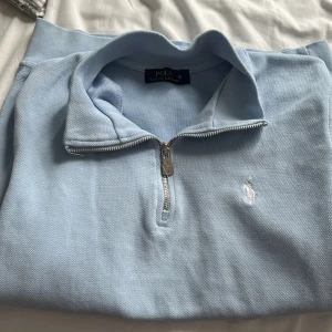 Polo tröja - Jag säljer nu denna riktigt fina långarmade pikén från raulph lauren, inga defekter alls, användes under sommaren ibland, högkvalitet