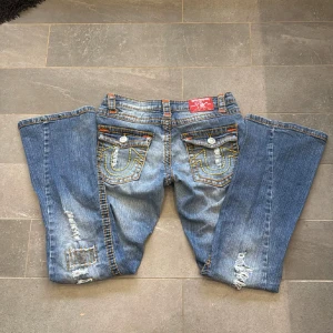 True religion jeans  - Unika true religion jeans, aldirg sett några liknande. Midjemåttet rakt över: 37cm innerbenslängden: 79cm🫶 inga bilder på pågrund av att de inte passar!