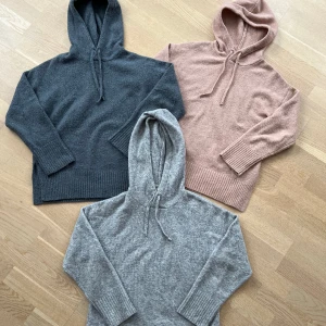 Tre fina tröjor från Kappahl i nyskick i Stl XS. Liknat Soft Goat  - Så fina stickade tröjor / hoodies från Kappahl i stl XS! Nyskick på alla tre!   Liknar Soft Goat   Pris 350:- / styck + porto Kan mötas upp i Uppsala eller så kan jag skicka mot porto! 