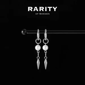 Rory Earring - Silver: Silverörhängen med pärlor och nitar - Otroligt snygga örhängen med nitar och pärlor rostfritt stål!! Örhängena är i fin silvrig färg och passar så bra för att piffa upp en outfit och lägga till en extra detalj🪽Likt alla andra våra smycken tål dessa örhängen vatten och håller sitt glans länge!! Vid frågor eller funderingar - välkommen att skriva till oss🪽