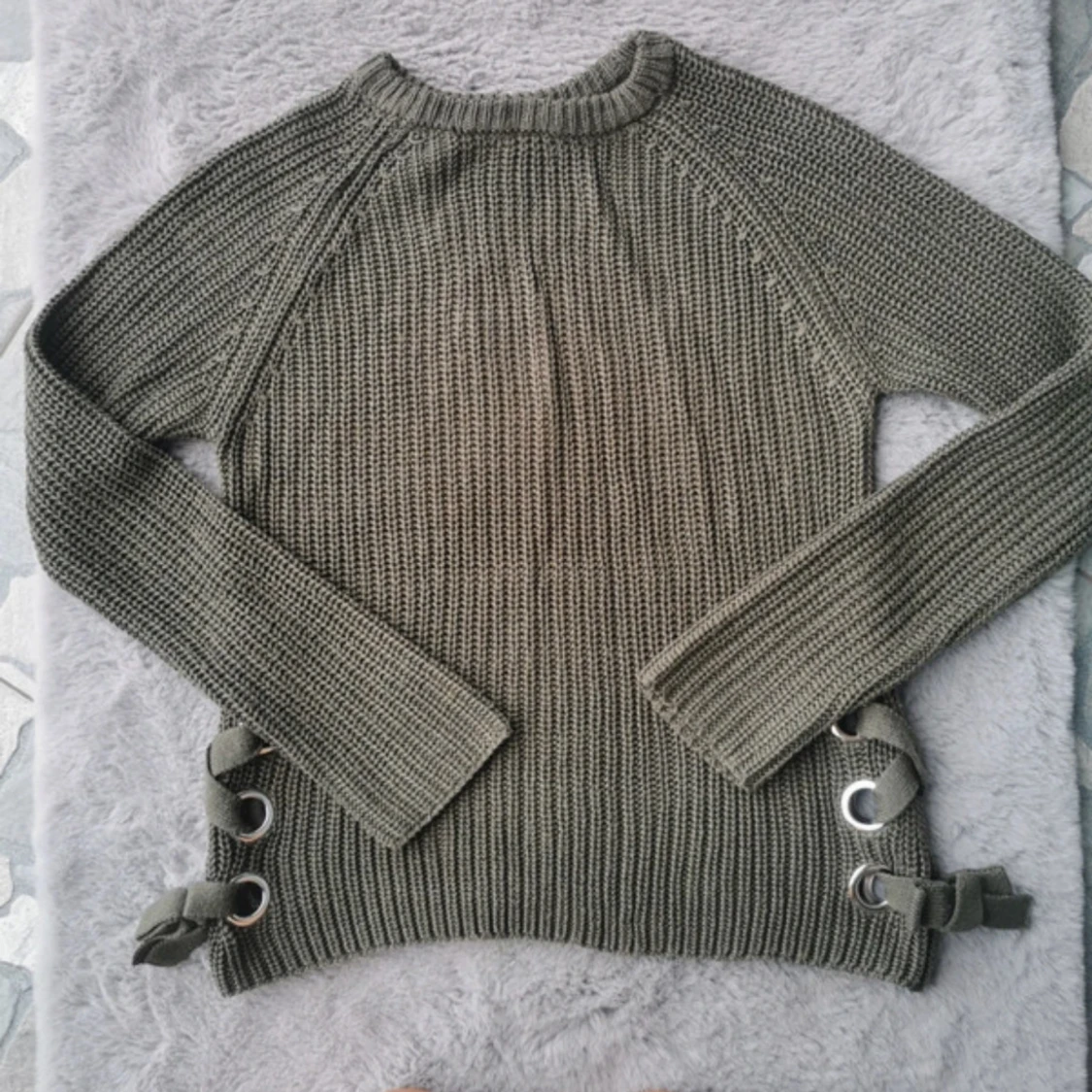 Olivgrön stickad tröja med snörning