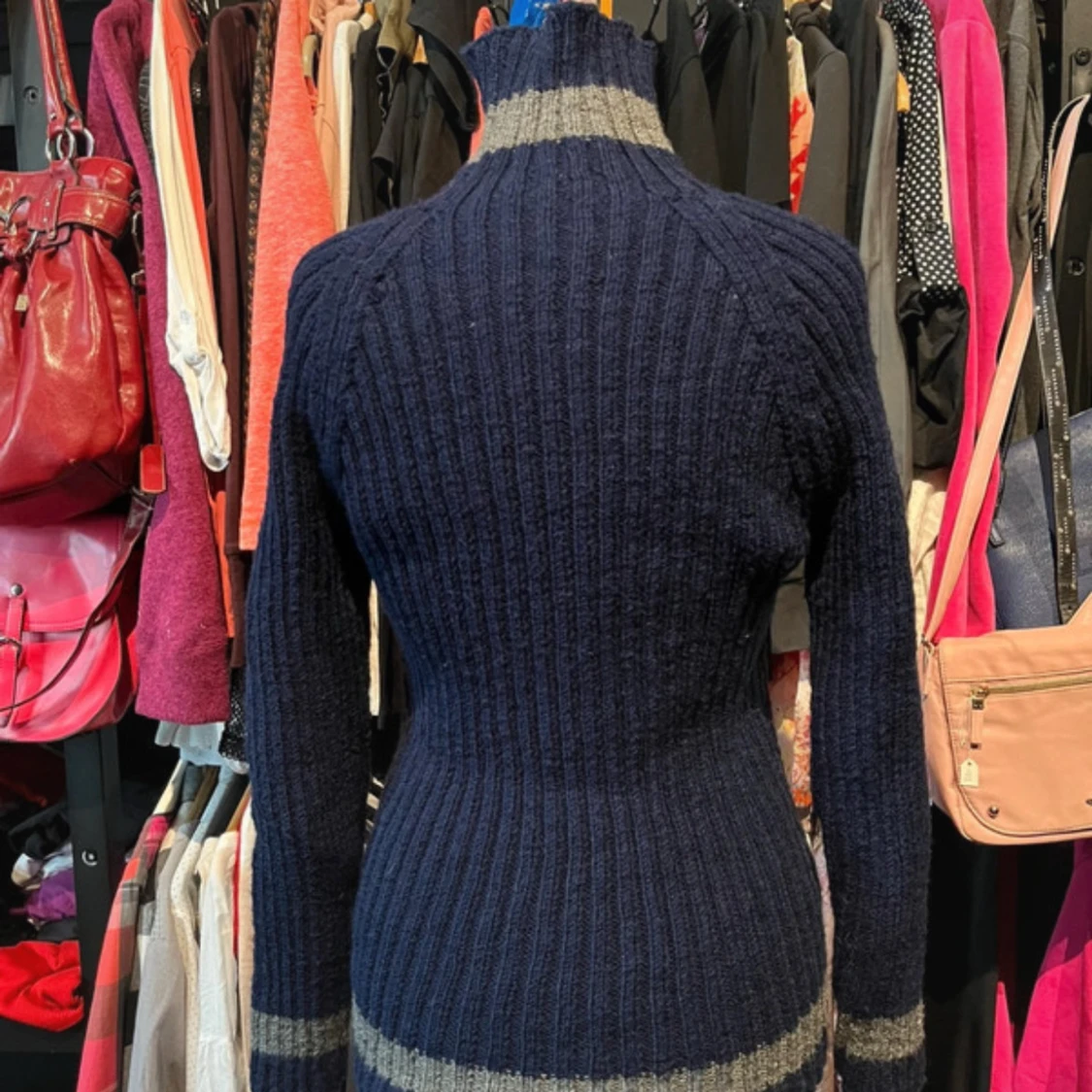 Marinblå handstickad polotröja med grå ränder - 1