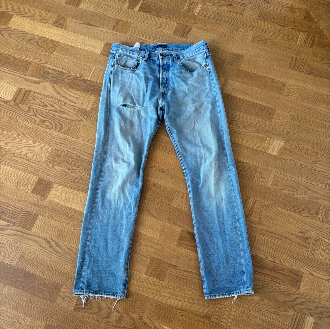 Vintage Levi's 501 ljusblå jeans med slitningar - 2