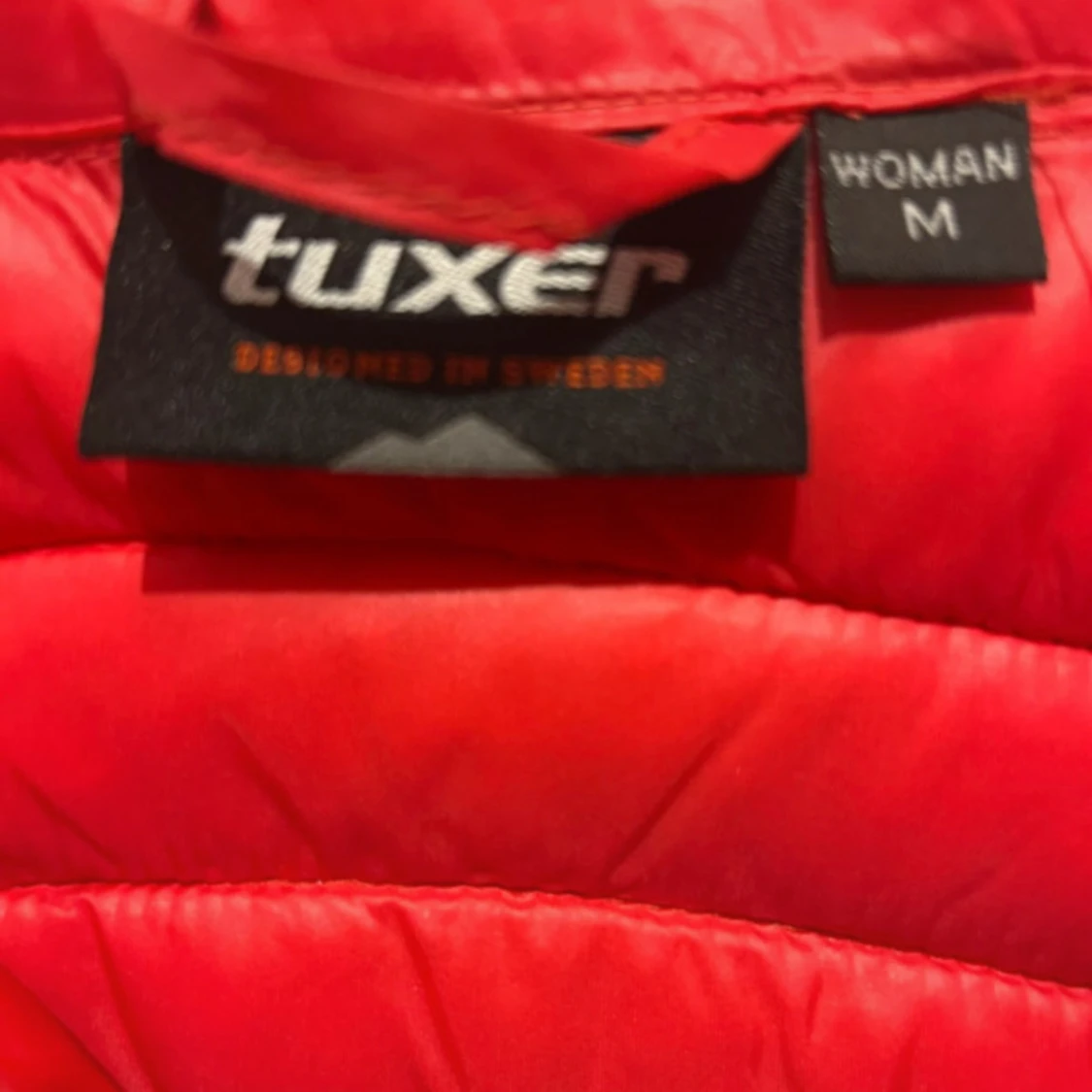 Röd pufferjacka från Tuxer, M - 2