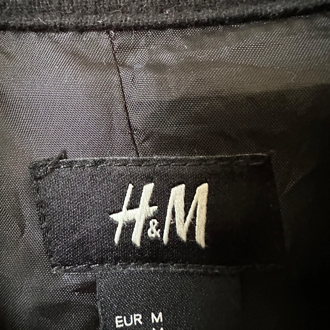 Svart kort rock från H&M i ullmix - 2