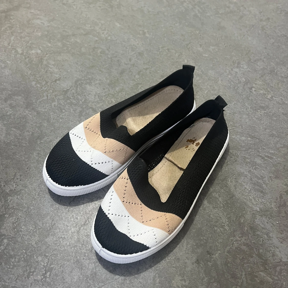 Svarta och beige ballerinaskor med mönster