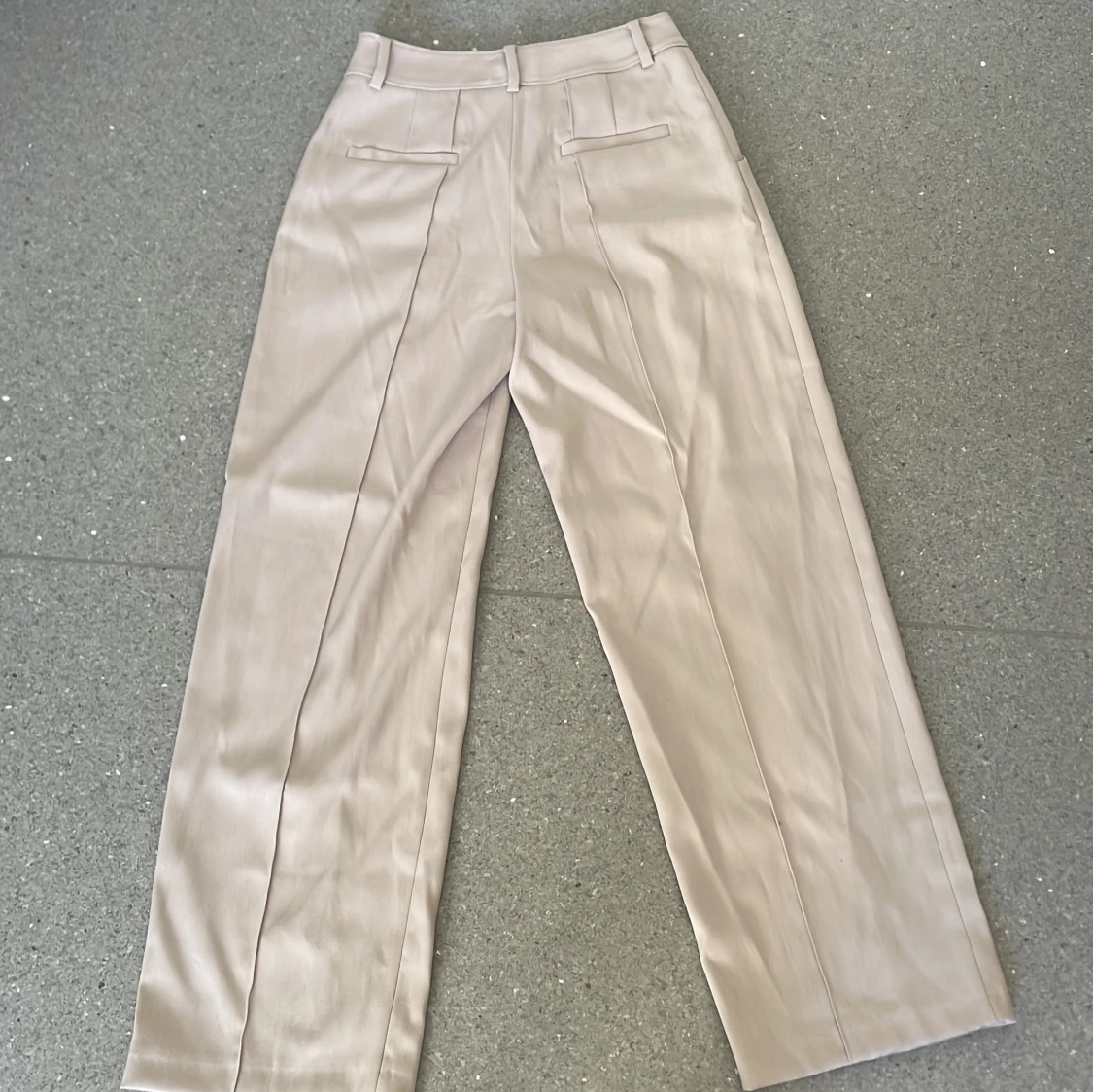 Beige kostymbyxor med raka ben - 2