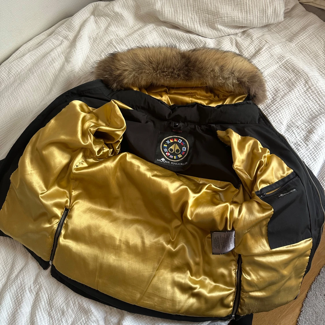 Svart dunjacka Moose Knuckles med päls - 1