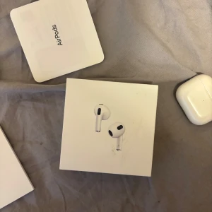 Apple AirPods 3 - Säljer nu mina AirPods 3 gen, man får med sig allt, priset är fast. Om ni har några frågor så är det bara att höra av sig, 