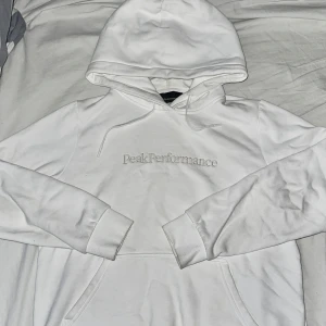 Peak performance hoodie vit - En vit peak performance hoodie i storlek S men sitter som XS och passar dig som är runt 170