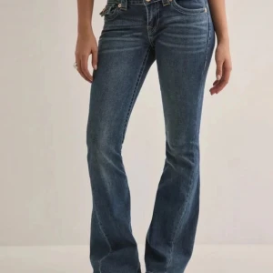 Blå bootcut jeans från True Religion - Snygga blå jeans från True Religion med bootcut! Detaljerade fina fickor! Jättebra skick! Pris kan diskuteras vid snabb affär💗 Skriv om ni har några frågor🤗