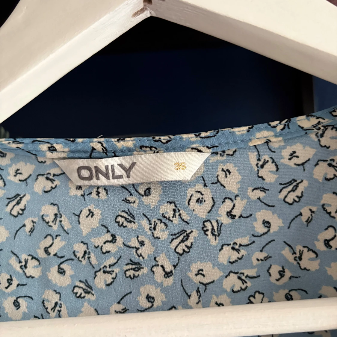 Blommig omlottklänning från ONLY - 1