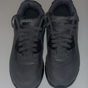 Nike Air Max 90 grå sneakers - Säljer ett par Nike air Max 90 och undrar om nån intresserad bra skick kan matcha till mycket . Gråa med en liten orange touch dom är äkta priset kan läggas billigare.