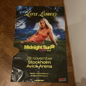  Zara Larsson Midnight Sun affisch  - Skick- är inte skrynklig eller sönder förutom vänstra sidan pris- ge förslag säljer till den som kan tänka sig mest❤️storlek-100x70cm postar- rullar in i present papper 