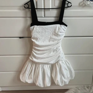 Zara Klänning - Supersnygg vit klänning ifrån Zara i storlek S. Den är tajtare upptill och har som en ballongkjol, vilket gör den väldigt smickrande. Helt oanvänd förutom att prislappen är avtagen💗💗💗