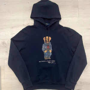 Ralph lauren polo bear hoodie  - Tjena! Säljer nu min extremt snygga Ralph lauren hoodie//strl M//sicket är 8,5/10//inga hål eller sånt// modellen är 180cm lång och väger 67kg//hör av er vid frågor eller liknande!🤩