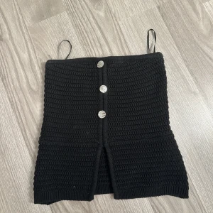 fest topp  - säljer min topp från bershka i storlek xs då den är förliten för mig. den har slits över magen och silvriga knappar. den är använd en gång, säljer för 70❤️