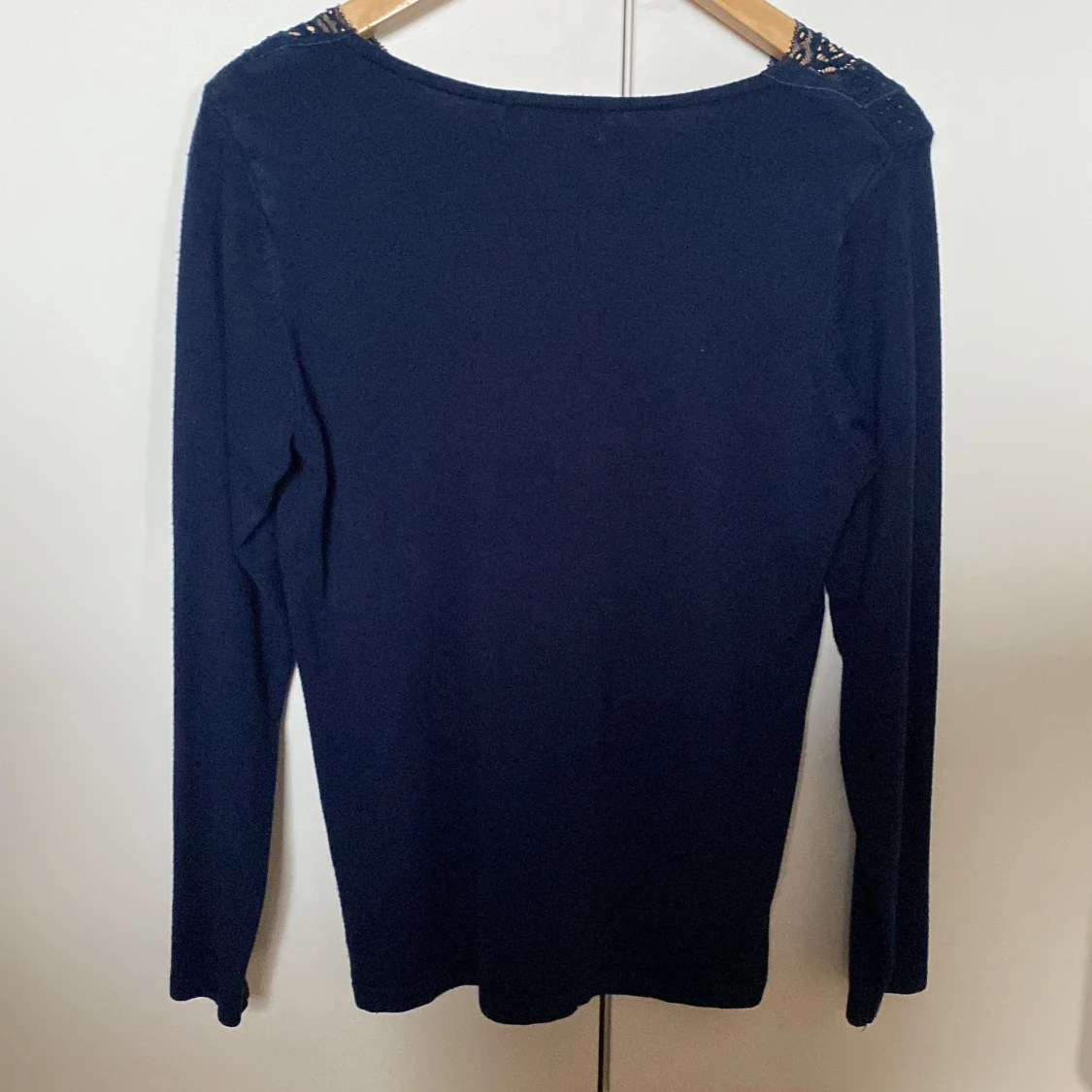 Mörkblå stickad tröja med spets och glitter - 1