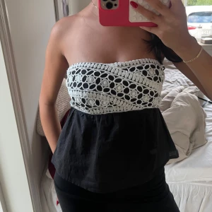 Broderad Bandeau topp  - Kommer ej till användning. Har en silikonremsa som stöd att den ska sitta fast!  