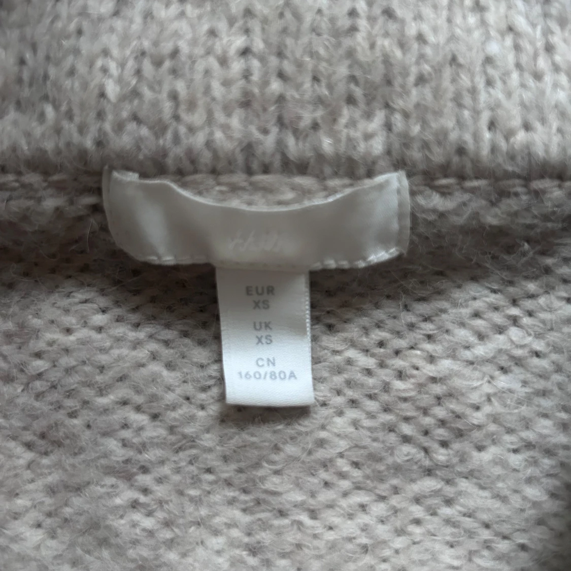 Beige stickad offshouldertröja H&M  - 1
