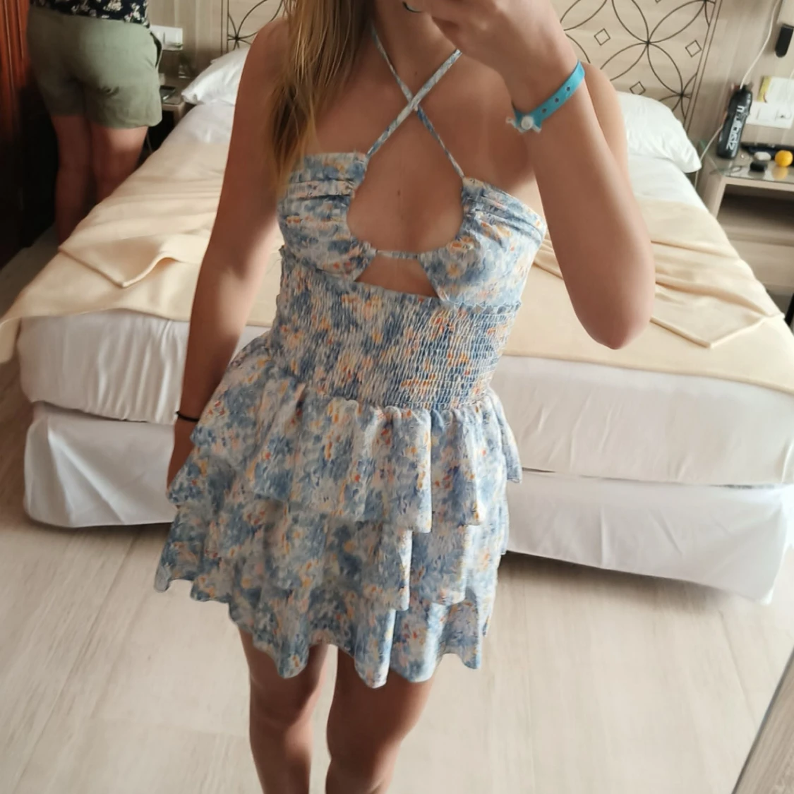 Blommig blå volangklänning med knyt - 2