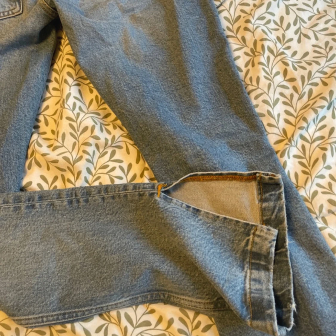 blåa jeans med slit från bikbok - 2