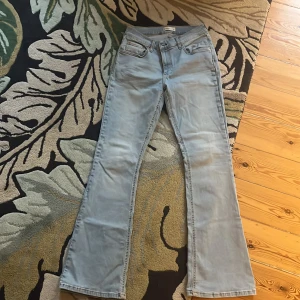 Low bootcut jeans från Gina - Ljusblå fina jeans