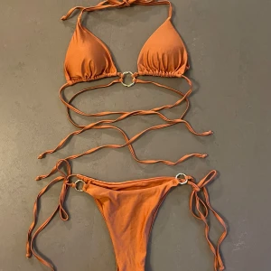 Bikini - Kopparfärgad bikini med dubbla band. Superfin när man har fått färg✨Använd en gång.