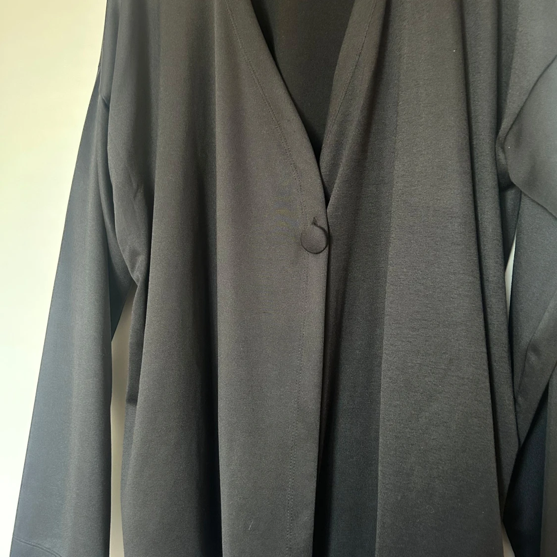 Svart omlottkofta med knytband - 2