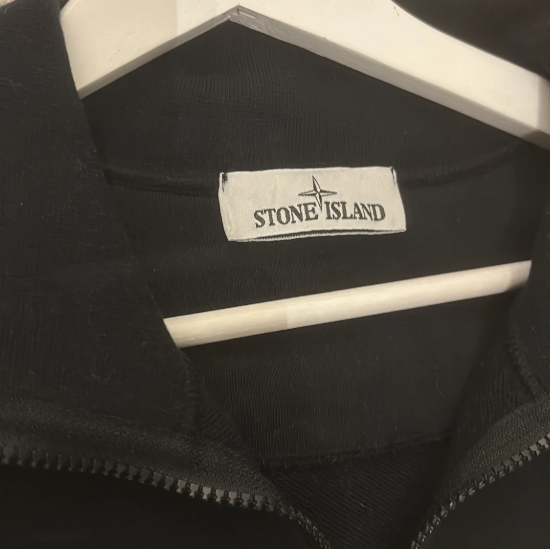 Svart half zip tröja från Stone Island - 1