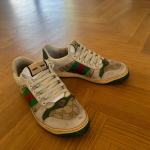 Gucci screener (KVITTO FINNS) - Ett par Gucci screeners i bra skick. Kom dm vid frågor. Modellen är att dom ska vara slitna som är visat på bilderna
