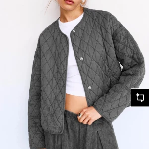 Quiltad grå jacka från Pull&Bear - Quiltad grå jacka från Pull&Bear i storlek S som endast används 1 gång! Älskar denna jackan men insåg när jag köpt den att jag inte behöver fler jackor, brukar ha både S och M i jackor så svårt att säga om den är normal i storleken. Men kanske lite större än S. Skriv om ni vill ha fler bilder🥰Köptes för 499 kr