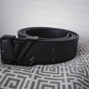 Svart L-v bälte  - Helt ny