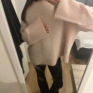 Rosa stickad tröja  - Säljer denna jättefina stickad tröja från GinaTricot i en fin ljusrosa färg. Skulle säga storlek S! Sparsamt använd! Armarna är även lite vida vilket ger en sån fin passform💗💗