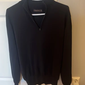 Marinblå half zip-tröja Oscar Jacobson - Stilren blå half zip från Oscar Jacobson storlek L helt oanvänd. Tröjan köptes på volt för 1000kr jag släpper den för 800 pris kan diskuteras vid snabb affär!🙌 