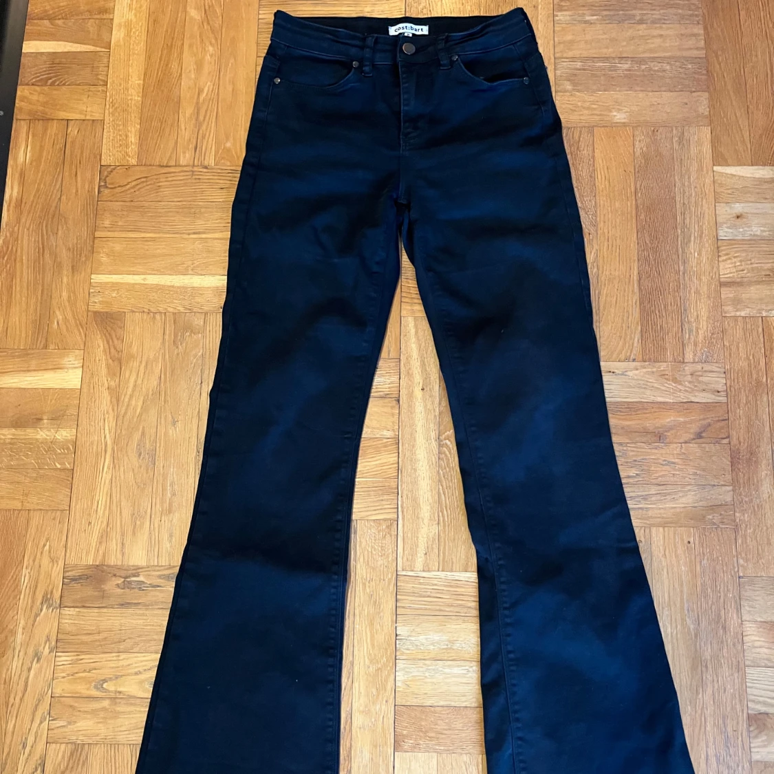 Svarta bootcut jeans från Cost:bart