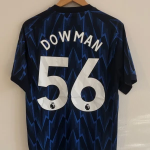 Arsenal 25/26 Max Dowman fotbollströja  - Helt ny Arsenal fotbollströja replika med Max Dowman på ryggen. Strl M